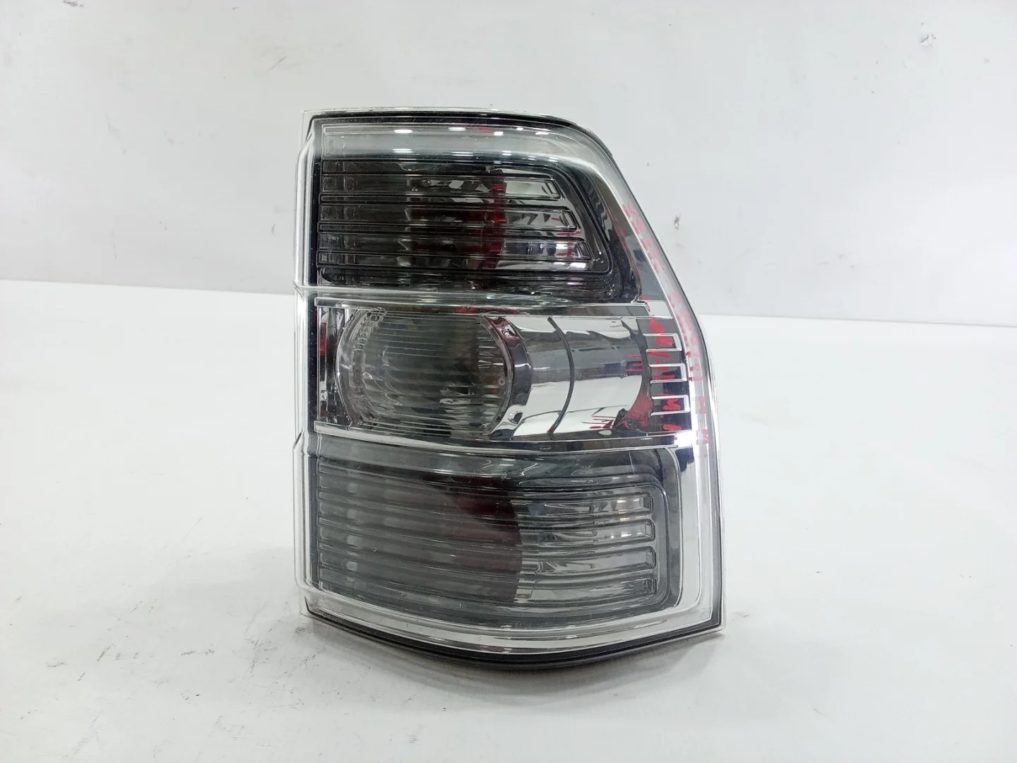 Фонарь Mitsubishi Pajero 2007 V93W