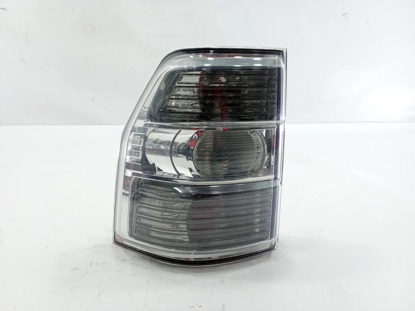Фонарь Mitsubishi Pajero 2007 V93W