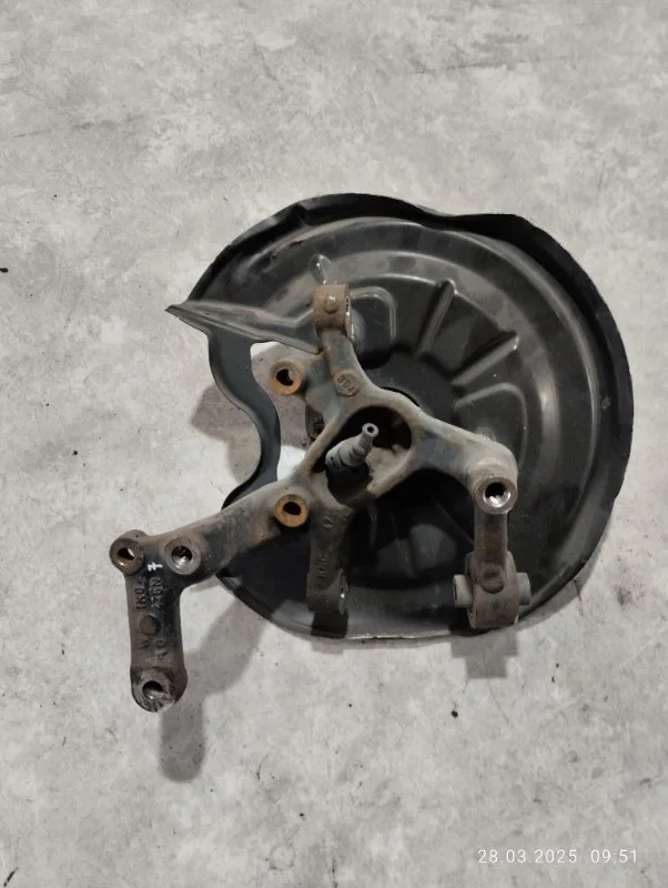 Кулак поворотный задний правый Volkswagen Golf 5