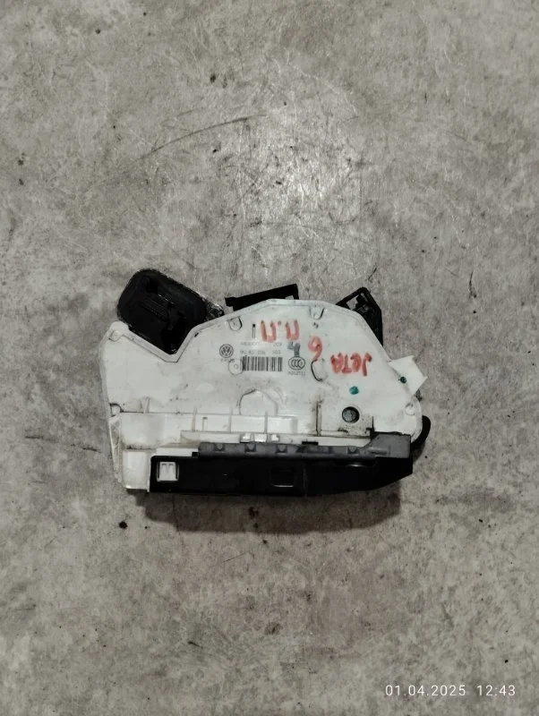 Замок двери передний правый Volkswagen Jetta 6