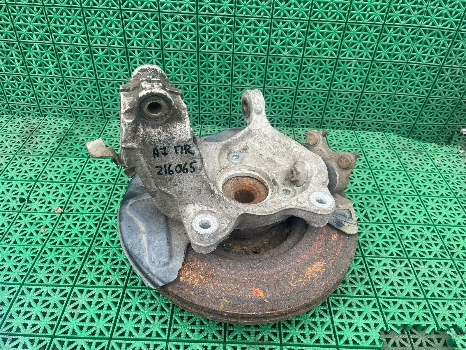 Кулак поворотный AUDI A3, SKODA OCTAVIA A7, VOLKSWAGEN GOLF 7 2013- 3 болта силумин без рогов правый б/у A3(2013-;OCTAVIA A7(2013-;GOLF 7(2013-;PASSAT B8(2015-
