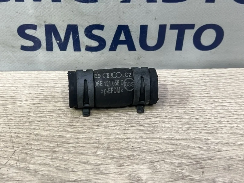 Патрубок охлаждения Audi Q5 06E121058D 8R 3.2 CAL