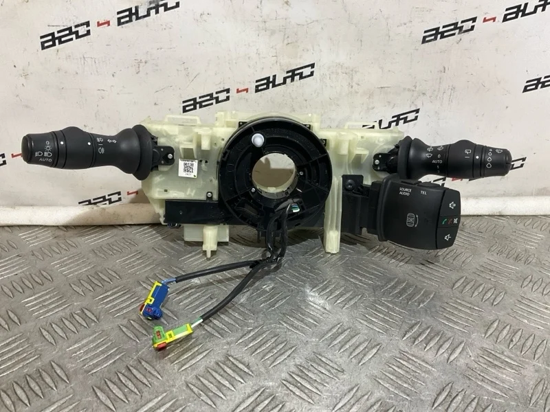 Блок переключателей подрулевых Renault Megane 2014 255670019R 3 2.0