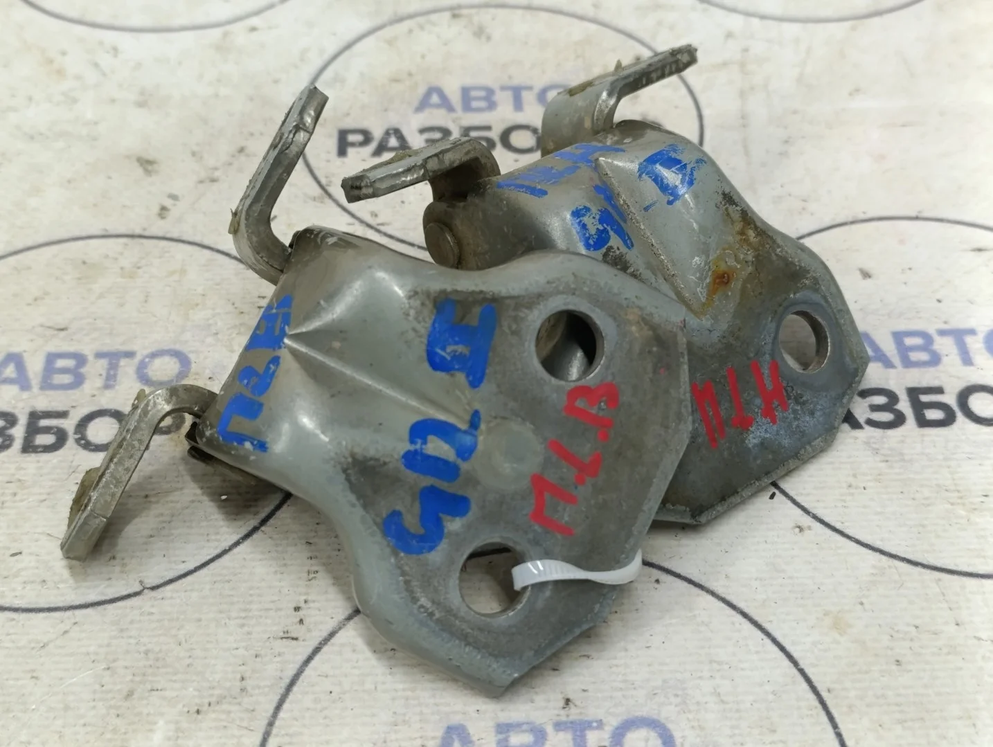 Петля двери Subaru Impreza G12
