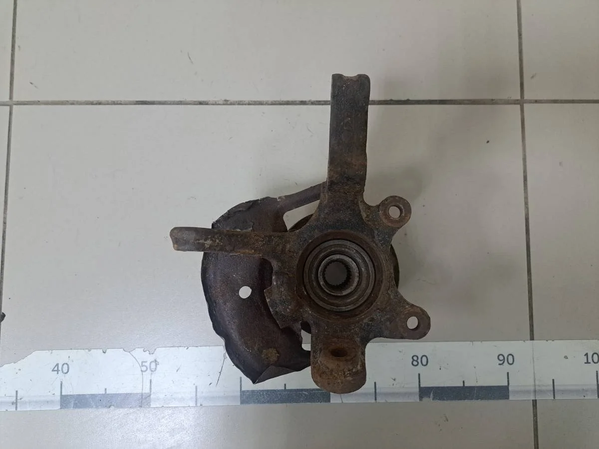 Кулак поворотный передний левый Nissan Almera N16 2000-2006