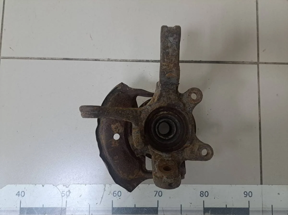 Кулак поворотный передний левый Nissan Almera N16 2000-2006