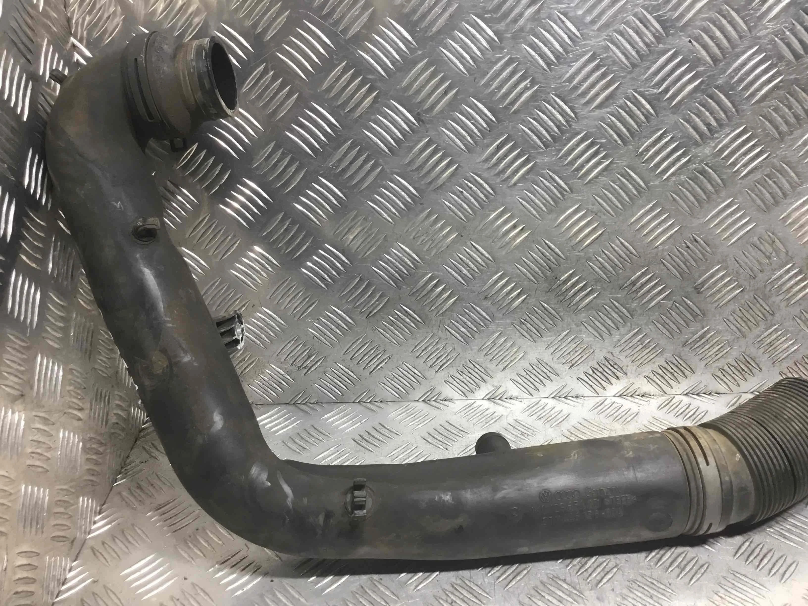 Патрубок интеркулера Volkswagen Touran 1 поколение [2-й рестайлинг] (2010-2015) дизель 1.9 TDI Механика Минивэн