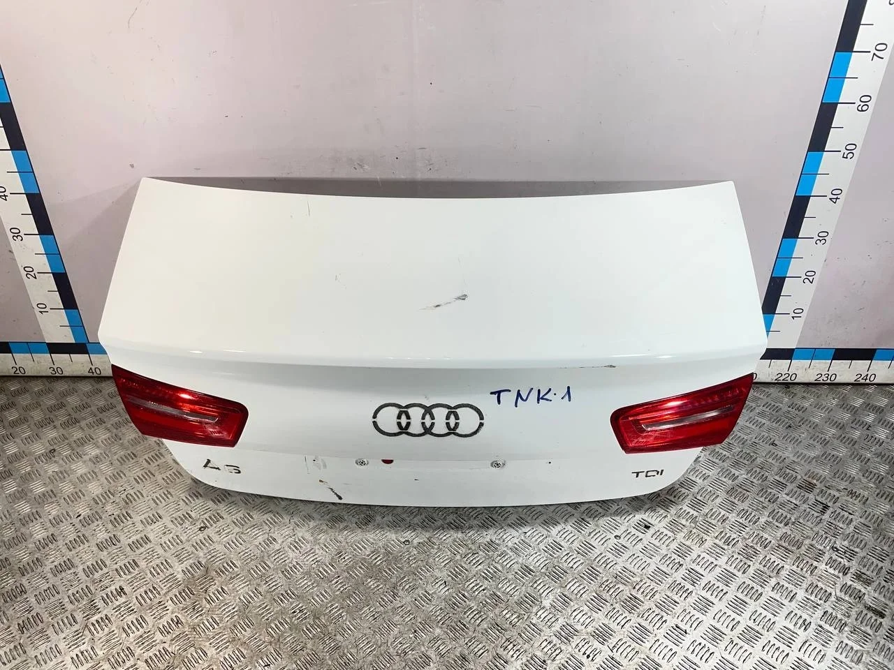 [Б/У] Крышка багажника Audi A6 - (Состояние: В сборе с фонарями 4G5945093A, 4G5945094A, фонари приклеены на герметик, присутствуют глубокие царапины) [ХОРОШЕЕ] [Код: 00594872 ]