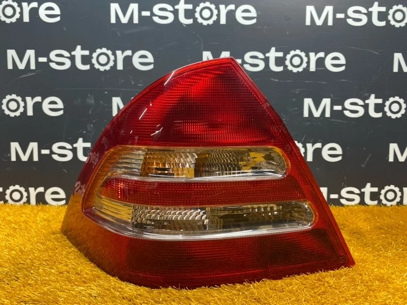 Фонарь задний Mercedes-Benz -Class W203
