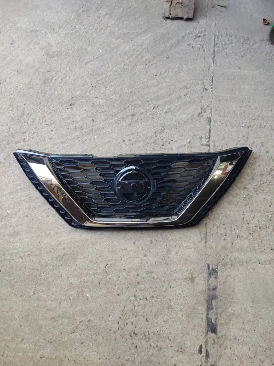 Декоративная решетка радиатора Nissan Qashqai J11 2017-2024 62310HV22C J11