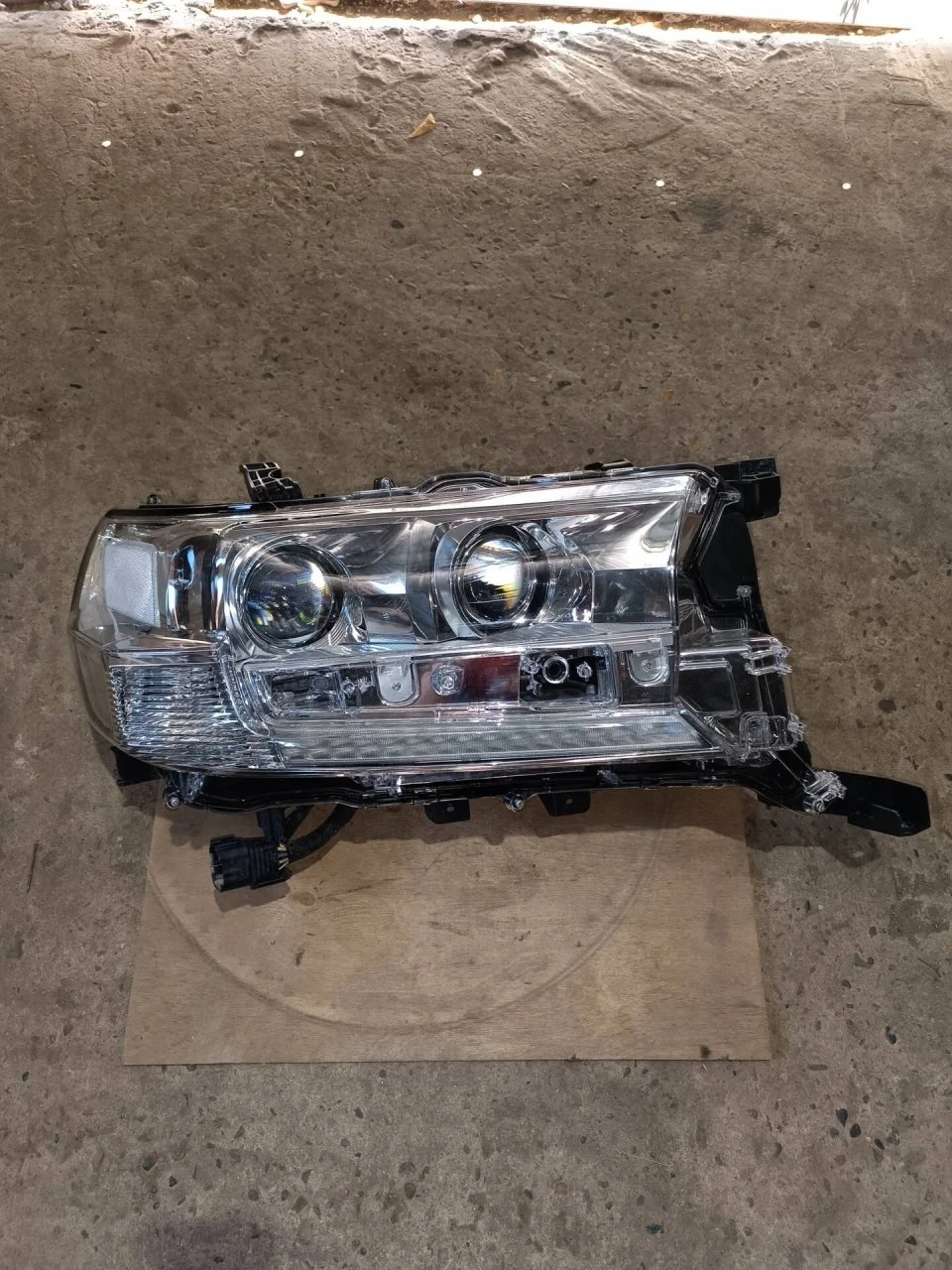 Блок фары Toyota Land Cruiser 200 2015-2021 8110560K10, правый