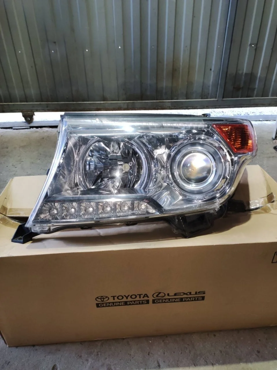 Блок фары Toyota Land Cruiser 200 2012-2015 8118560F30, левый