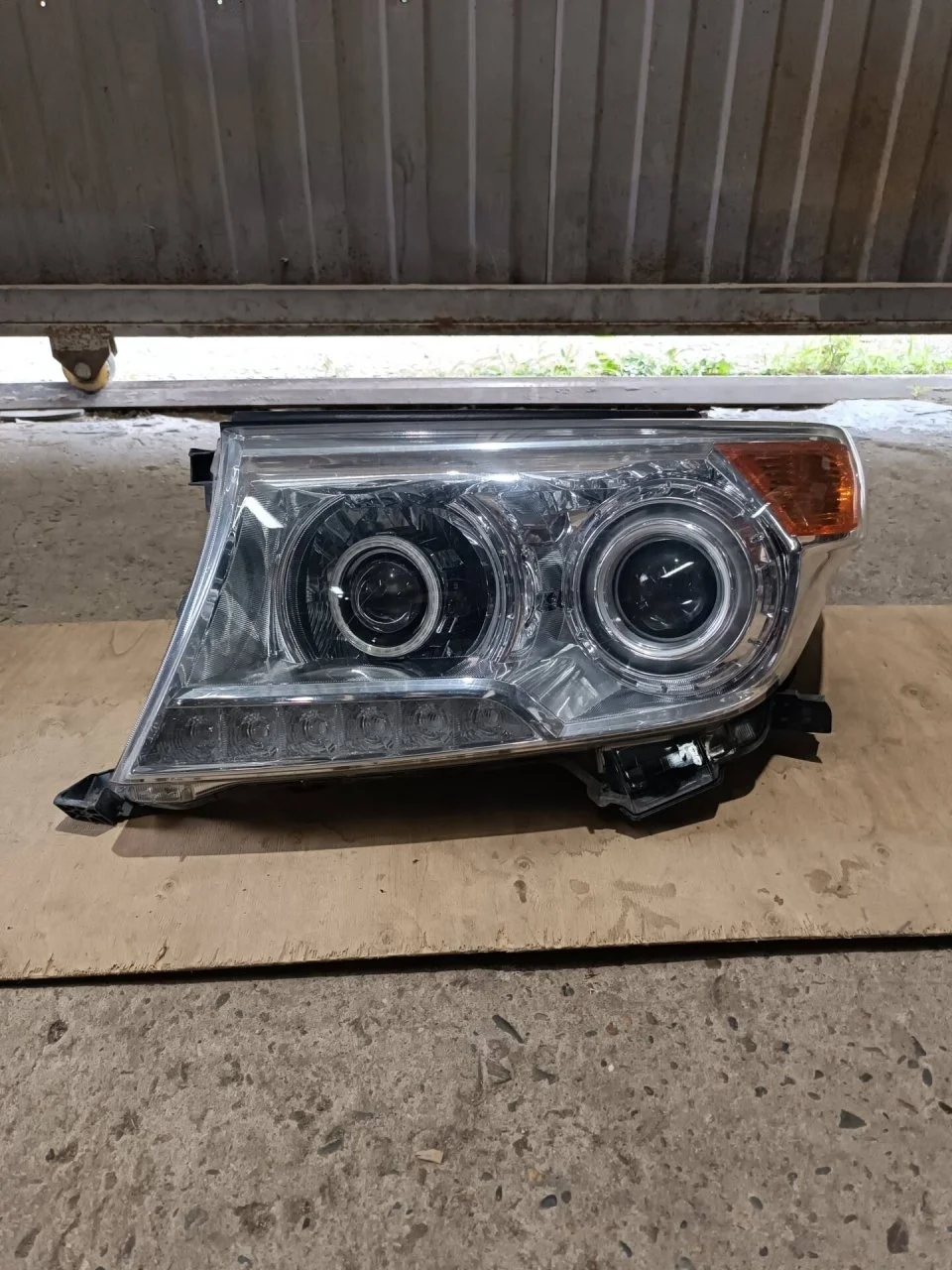 Блок фары Toyota Land Cruiser 200 8118560F30, левый