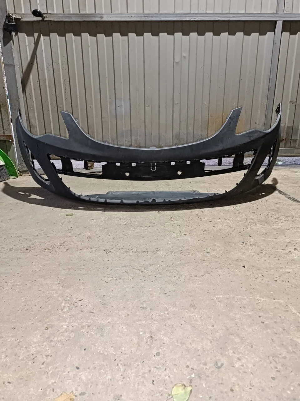 Бампер Opel Corsa D 2011-2014 13285996, передний