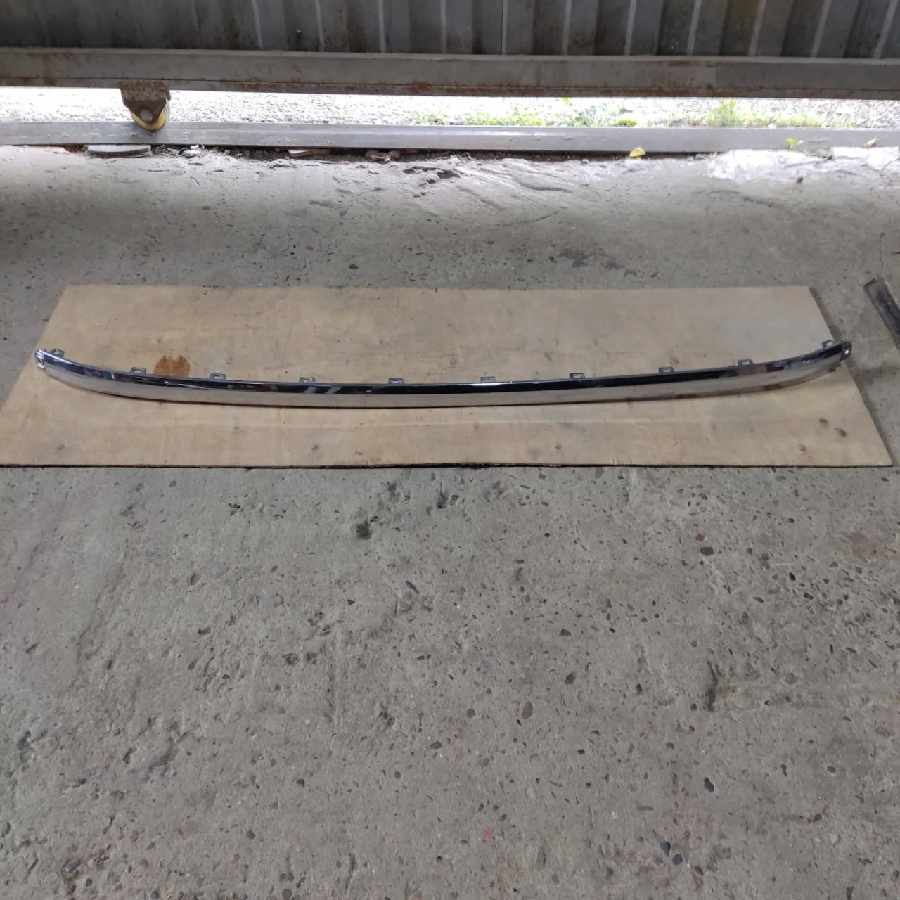 Молдинг бампера Volkswagen Touareg 2 7P6853245, передний