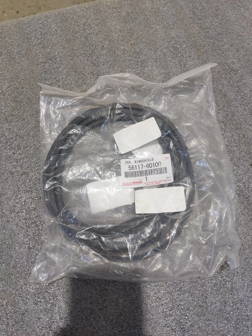Уплотнитель лобового стекла Toyota Land Cruiser 200 2007-2012 5611760100 200, передний