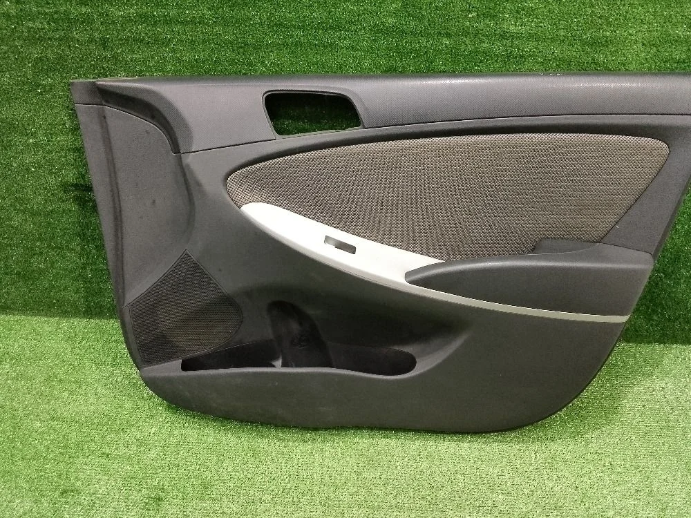 Обшивка передней правой двери Hyundai Solaris I