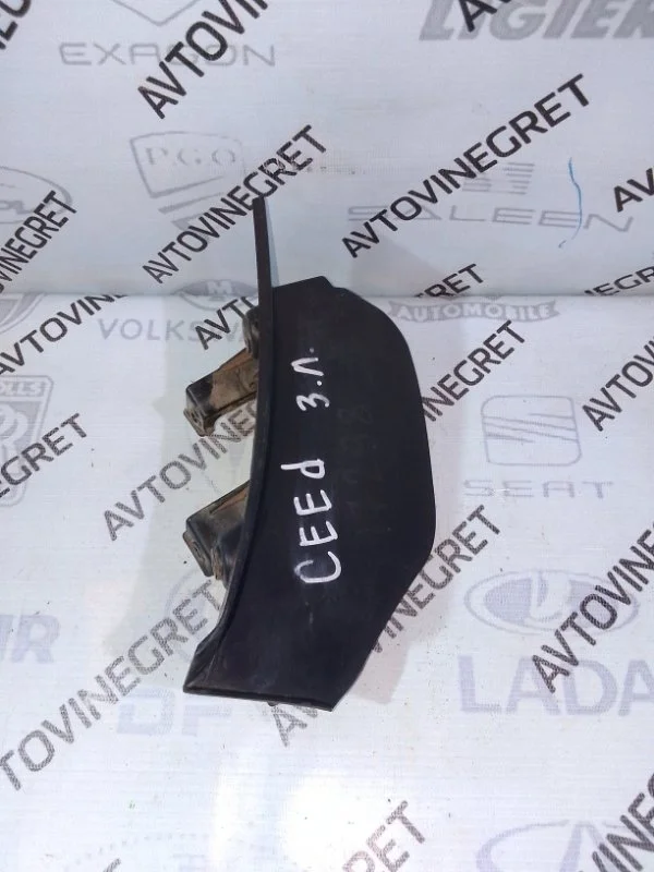 Накладка фонаря задняя левая Kia Ceed 2