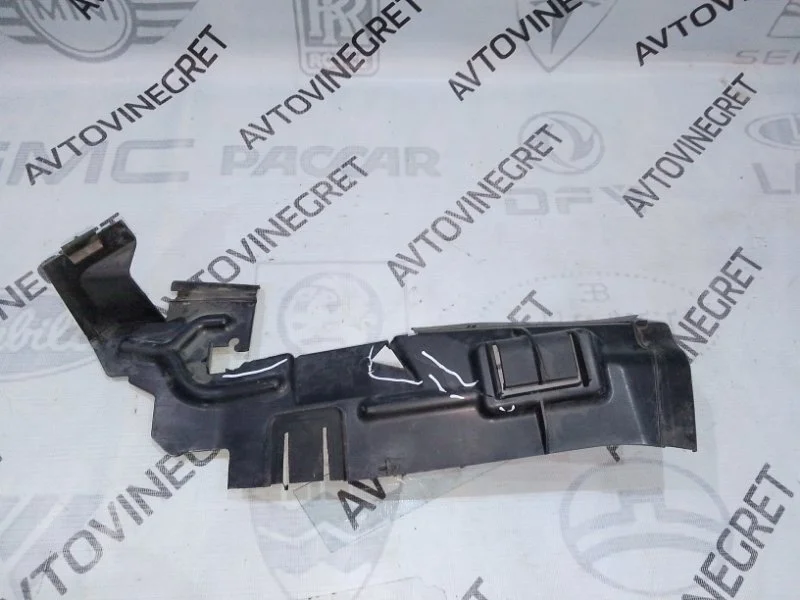 Дефлектор радиатора правый Ford Focus 3