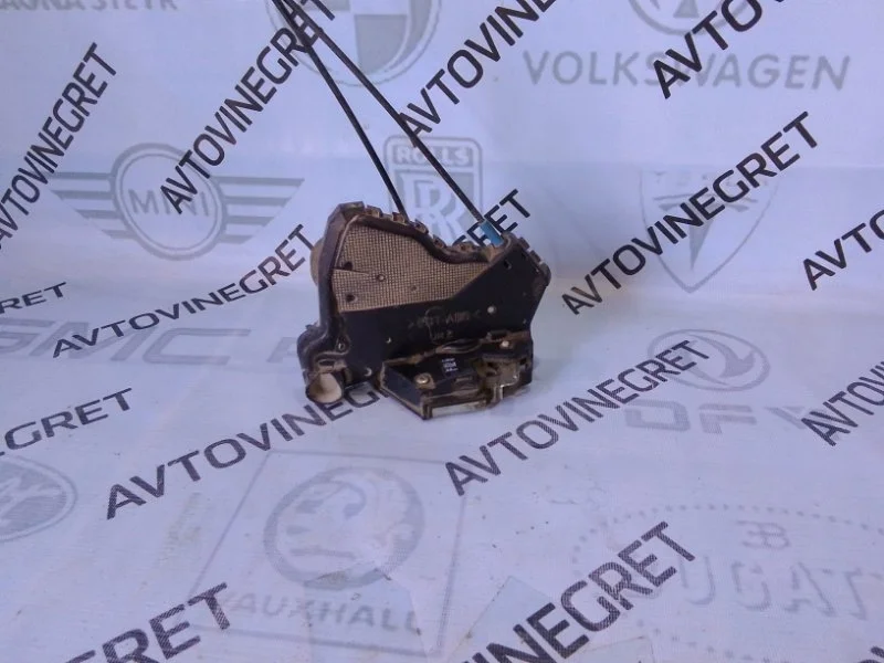 Замок двери передний правый Toyota Avensis T250