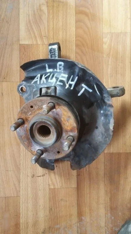 Кулак поворотный передний левый Hyundai Accent
