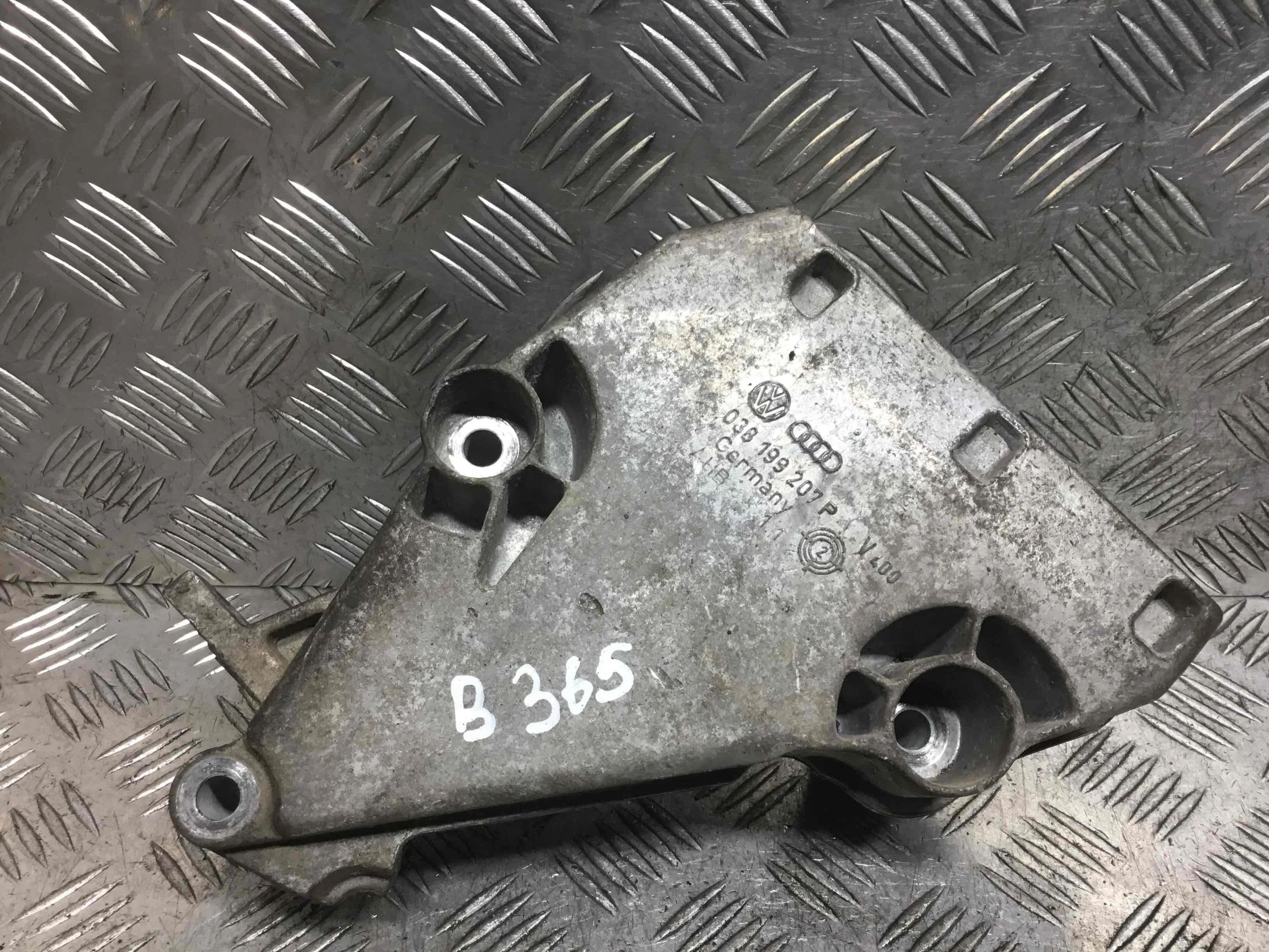 Кронштейн двигателя Volkswagen Polo 4 поколение (2001-2005) дизель 1.9 SDI Механика Х/б