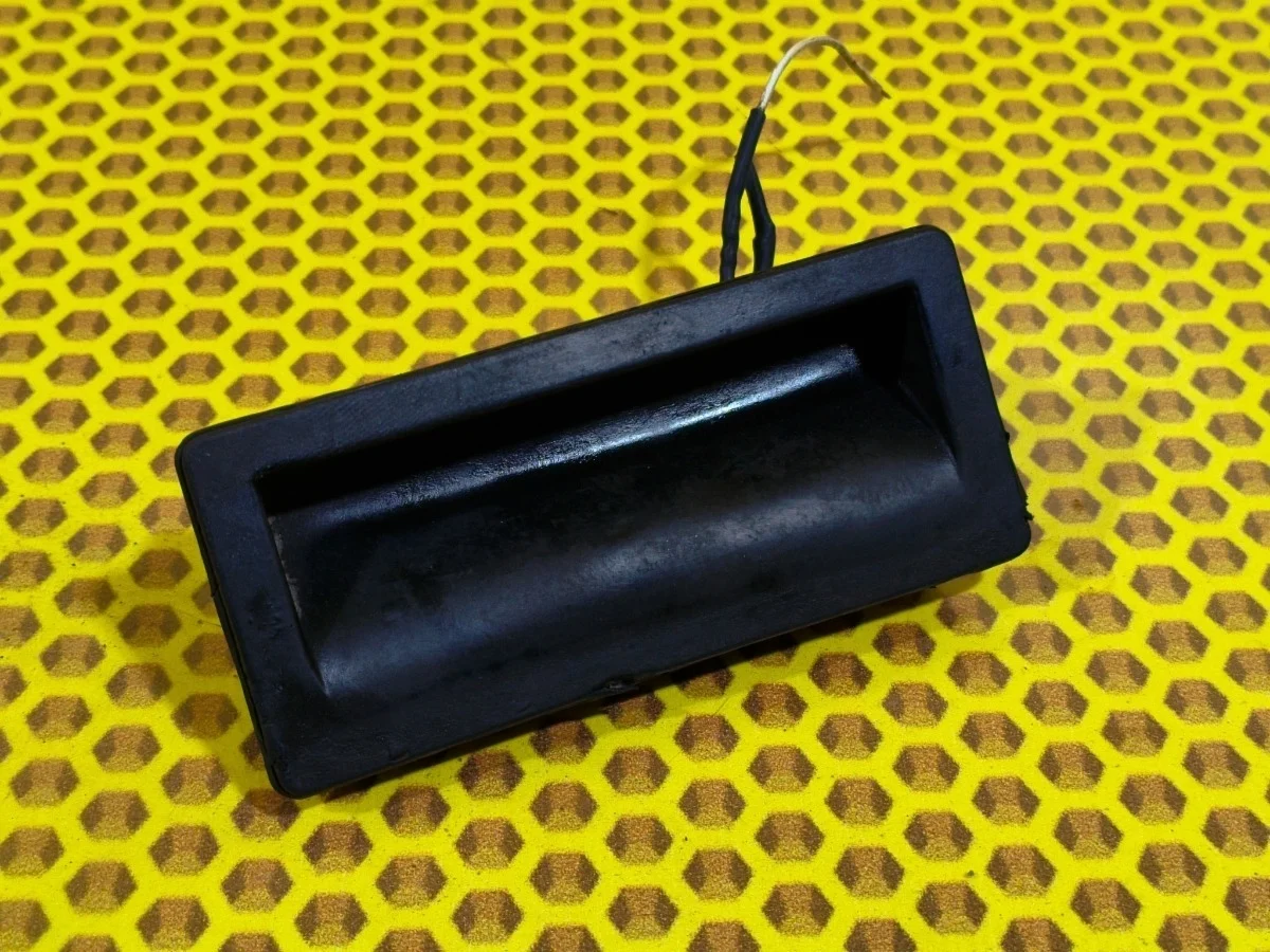 Кнопка открывания багажника Volkswagen Tiguan 2010 5N1