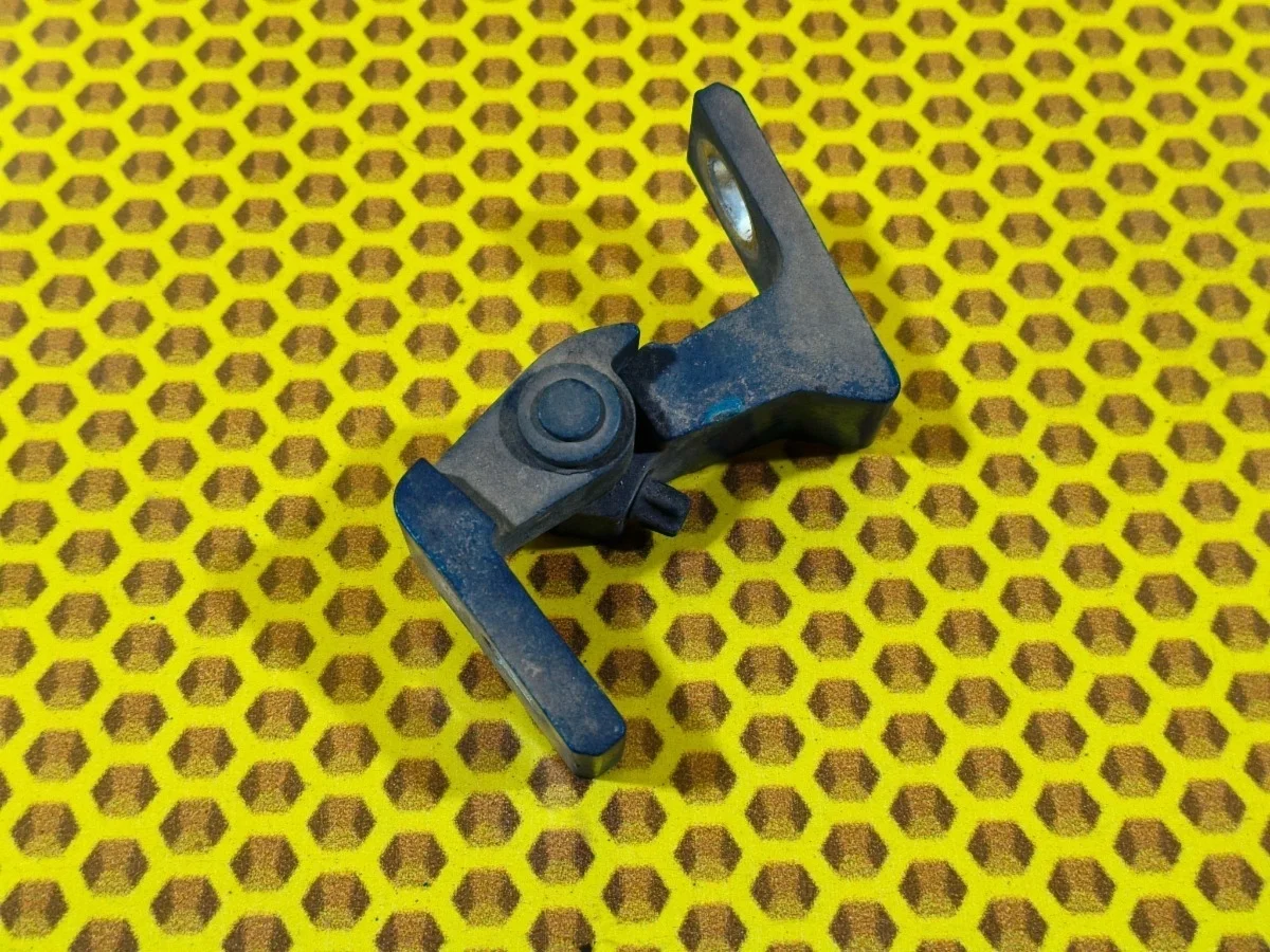 Петля двери передняя верхняя Volkswagen Tiguan 2010 5N1