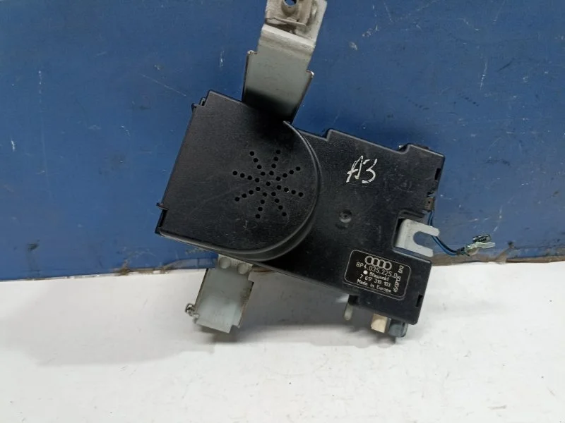 Блок усилителя антенны Audi A3 2004-2013 8P4035225D 8PA