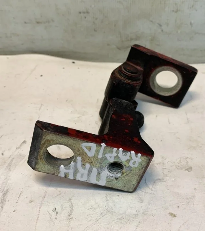Петля двери Skoda Rapid 8K0831402K, передняя правая