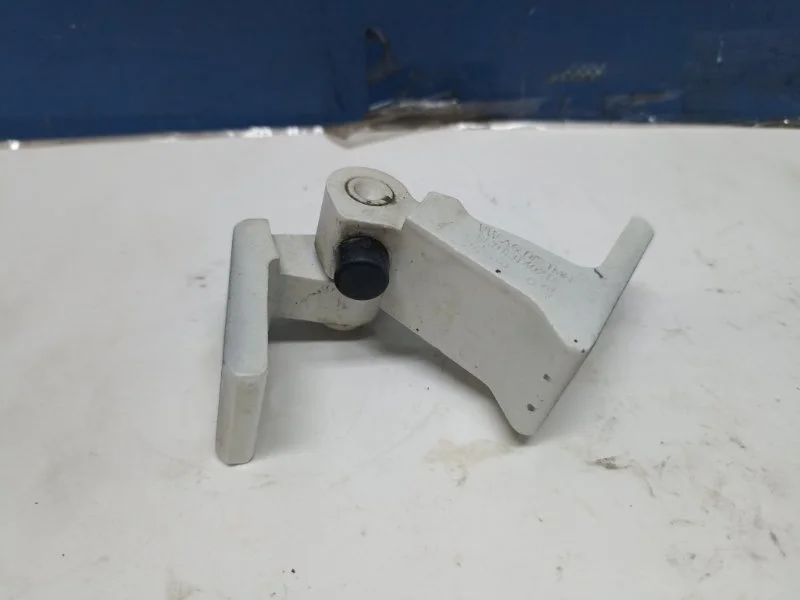 Петля двери Audi A4 2007-2015 8K0831402B B8, передняя правая