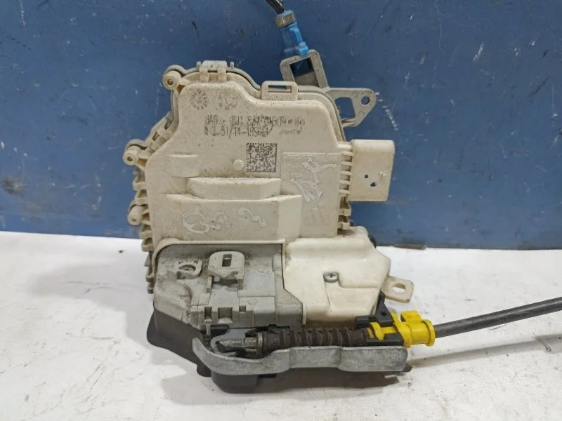 Замок двери Audi Q3 8J1837016F 8UB, передний правый