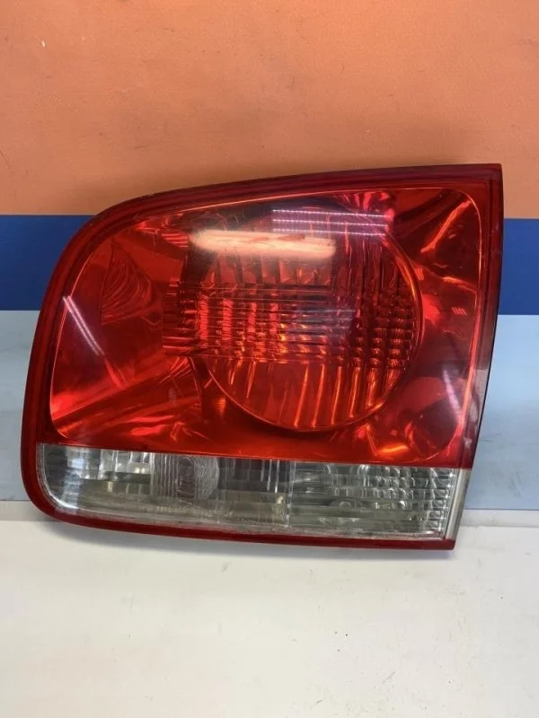 Фонарь внутренний Volkswagen Touareg 1 2002 - 2010 7L6945094H 7L, правый