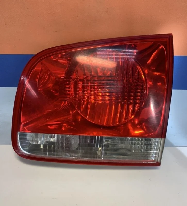 Фонарь внутренний Volkswagen Touareg 1 2002 - 2010 7L6945094H 7L, правый