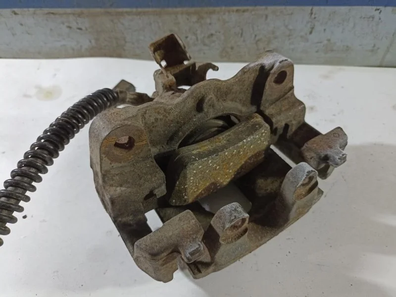 Суппорт тормозной Volkswagen Touareg 1 2002 - 2010 7L6615424 7L, задний правый