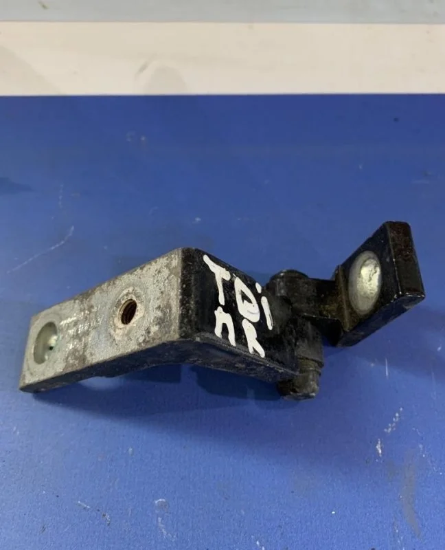 Петля Volkswagen Touareg 1 2002 - 2010 7L0831402B 7L, передняя правая