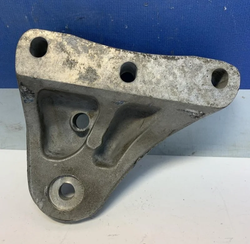 Кронштейн опоры двигателя Volkswagen Polo Sedan 2011-2020 6R0199185A, правый