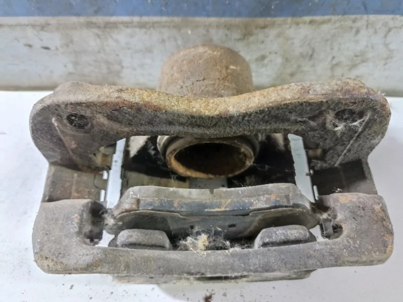 Суппорт тормозной Kia Rio 3 581104L000, передний левый