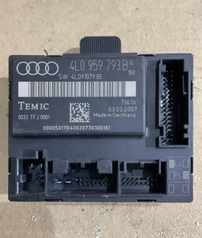 Блок управления дверью Audi Q7 2005 - 2015 4L0959793B, передний левый