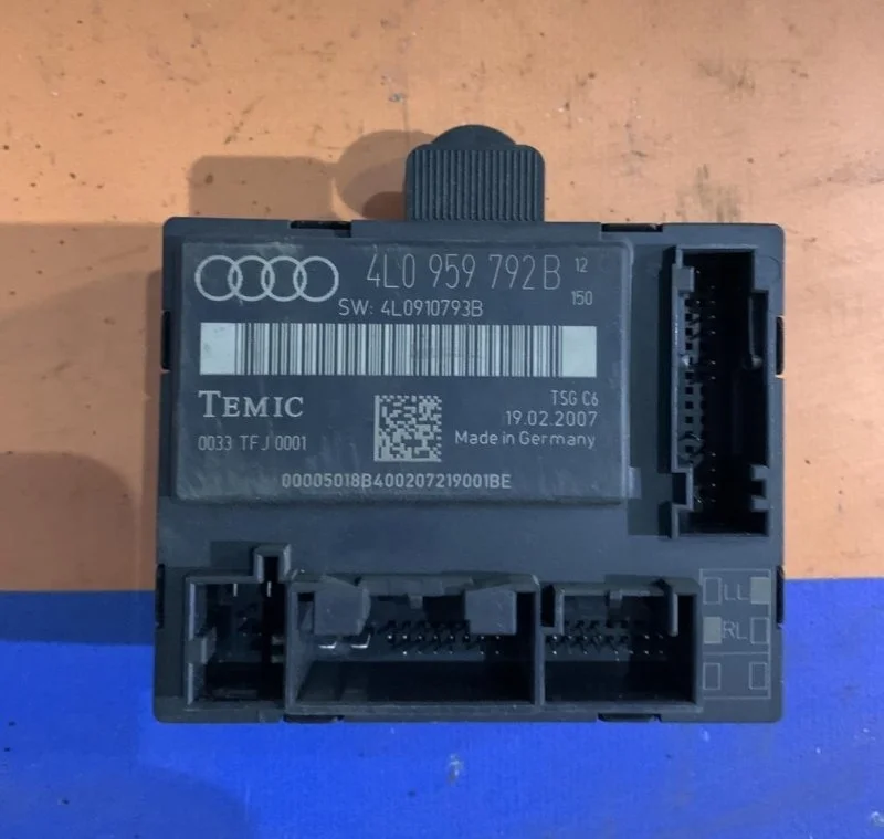 Блок управления дверью Audi Q7 2005 - 2015 4L0959792B, передний