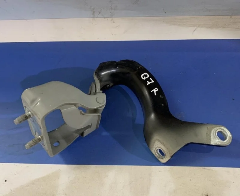 Петля Audi Q7 2005 - 2015 4L0827300B, задняя правая
