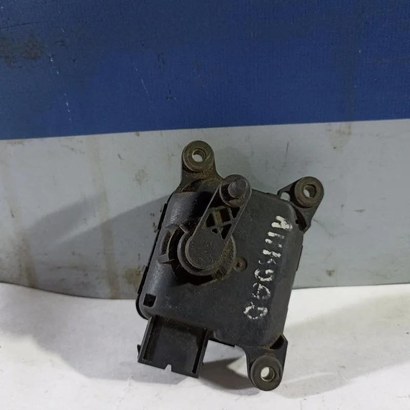 Моторчик заслонки печки Audi A6 Allroad 2000 - 2005 4B1820511L