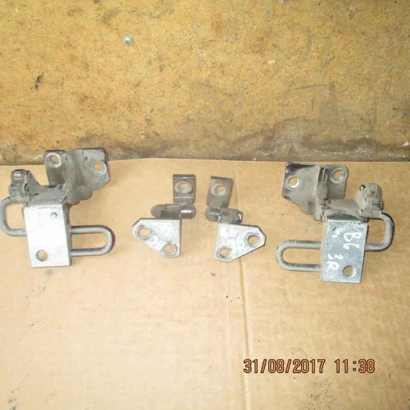 Петля Volkswagen Passat B6 2005 - 2010 3C4833412C, задняя правая