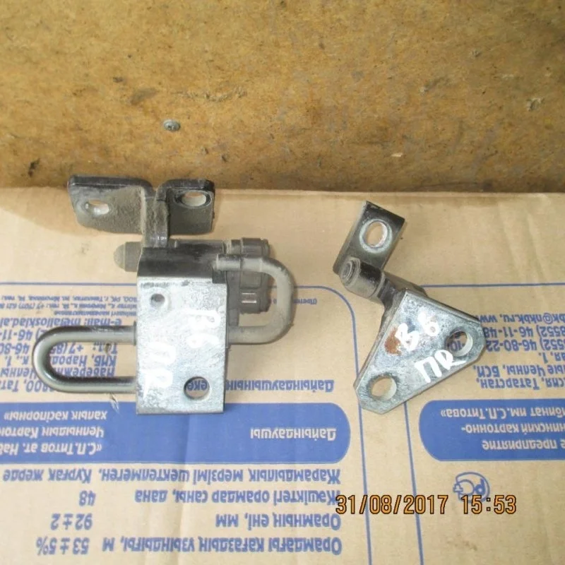 Петля Volkswagen Passat B6 2005 - 2010 3C0831412C, передняя правая