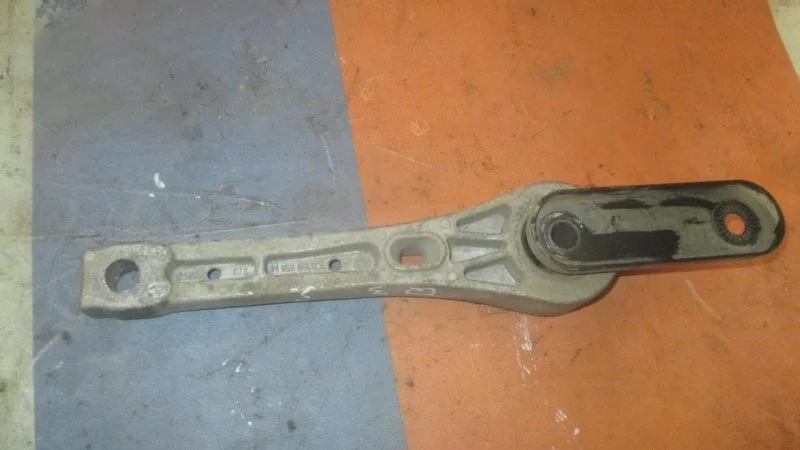 Подушка ДВС Audi Q3 3C0199855M 8UB, задняя