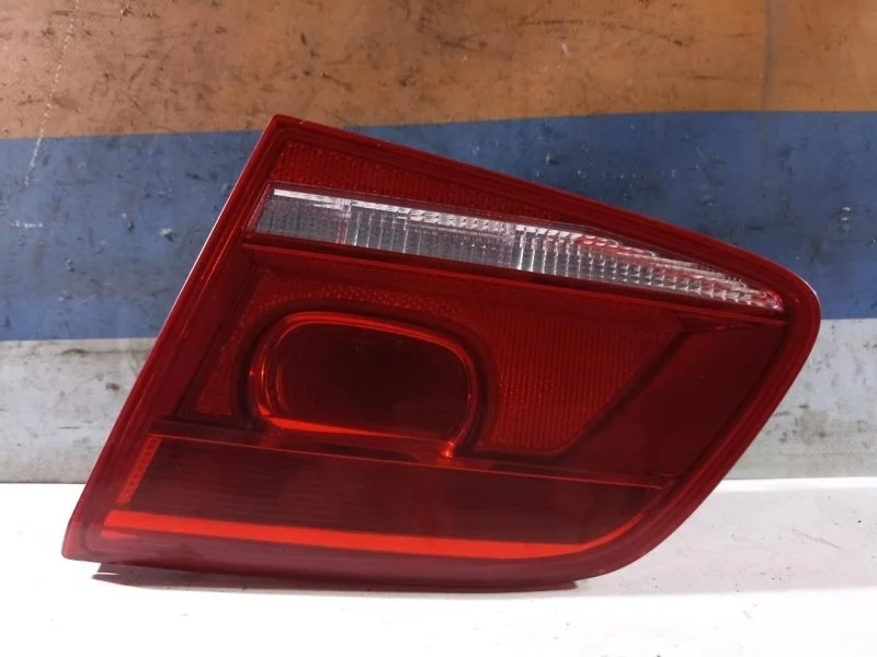 Фонарь внутренний Volkswagen Passat B7 2011 - 2015 3AE945094K, правый