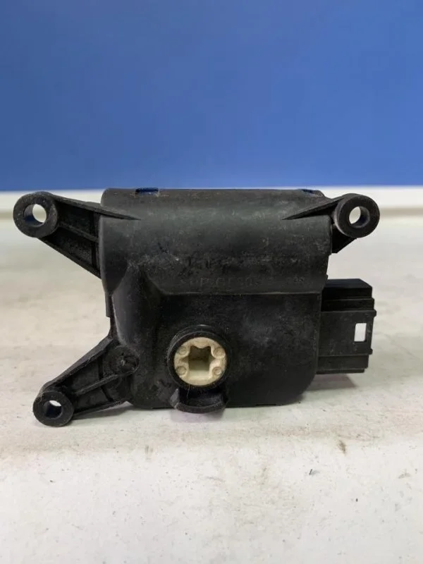 Моторчик заслонки печки Volkswagen Caddy 3 2003-2015 1K0907511J