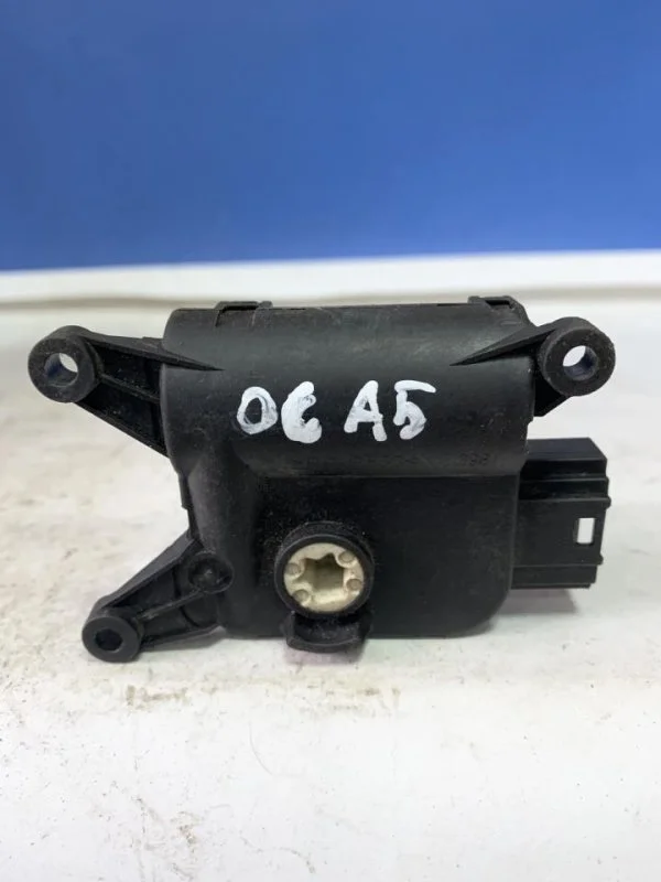 Моторчик заслонки печки Skoda Octavia A5 2004-2013 1K0907511J 1Z