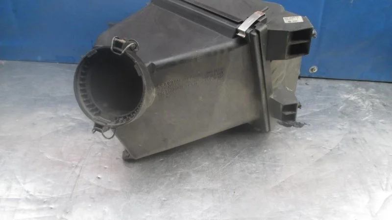 Корпус воздушного фильтра Audi A6 Allroad 2000 - 2005 078133837BR