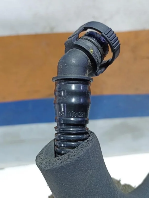 Трубка вентиляционная Volkswagen Tiguan 2007 - 2017 06J103221